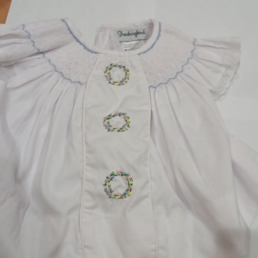 Smokingbird  flower and white dress ruffle sleeves